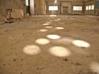 Dai finestroni posti lungo tutta la copertura e dagli obl� laterali filtrano giochi di luce che sembrano formare una strada dorata